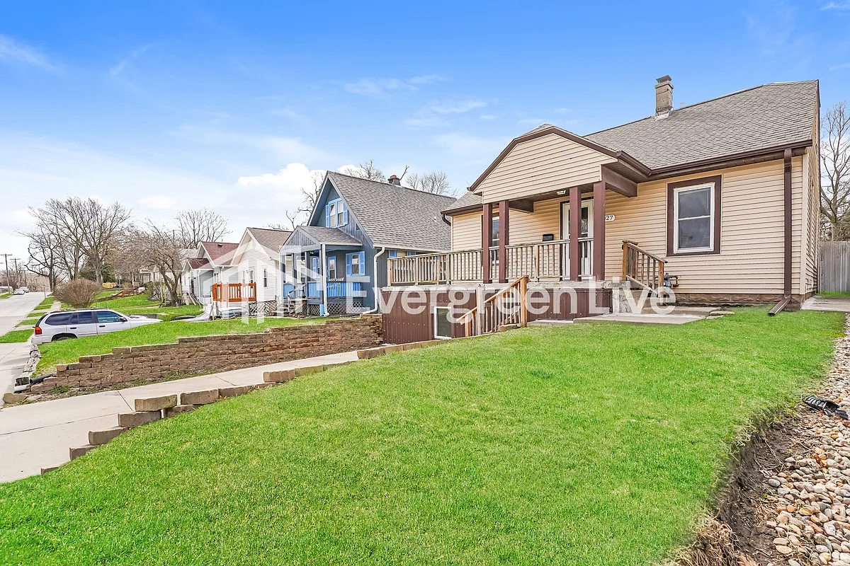 Building Photo - 5027 Maple St