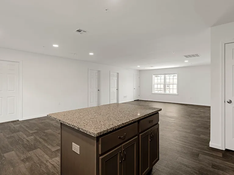 Towns Edge Apartments — Photo 41