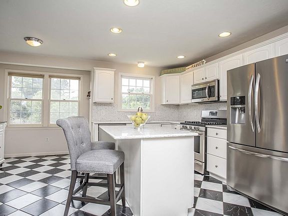 3rd image of 105 Hunt Dr