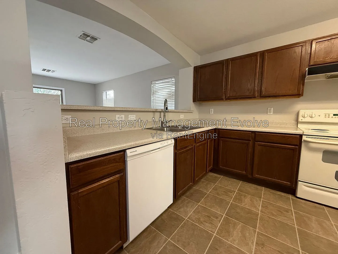 3 bed, 2.0 bath, 1305 sqft, $1,700 — Photo 4