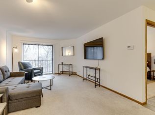 131 E Park Ave APT 306, Libertyville, IL 60048