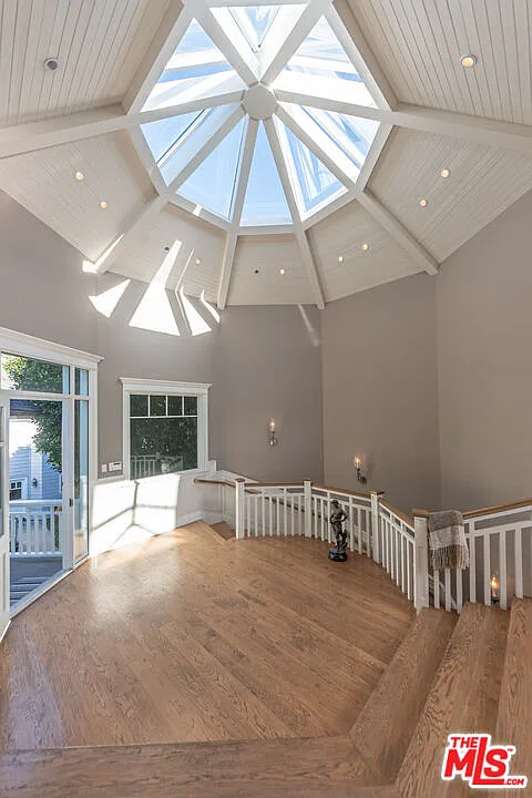 7 bed, 8.0 bath, 5653 sqft, $60,000 — Photo 3