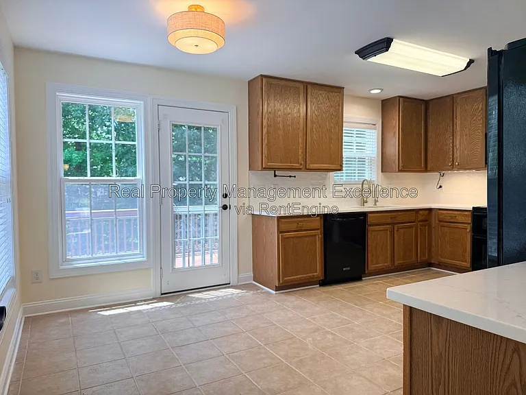 305 Holly Thorn Trce — Photo 8