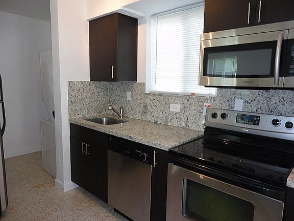 4th image of 3120 Hibiscus St