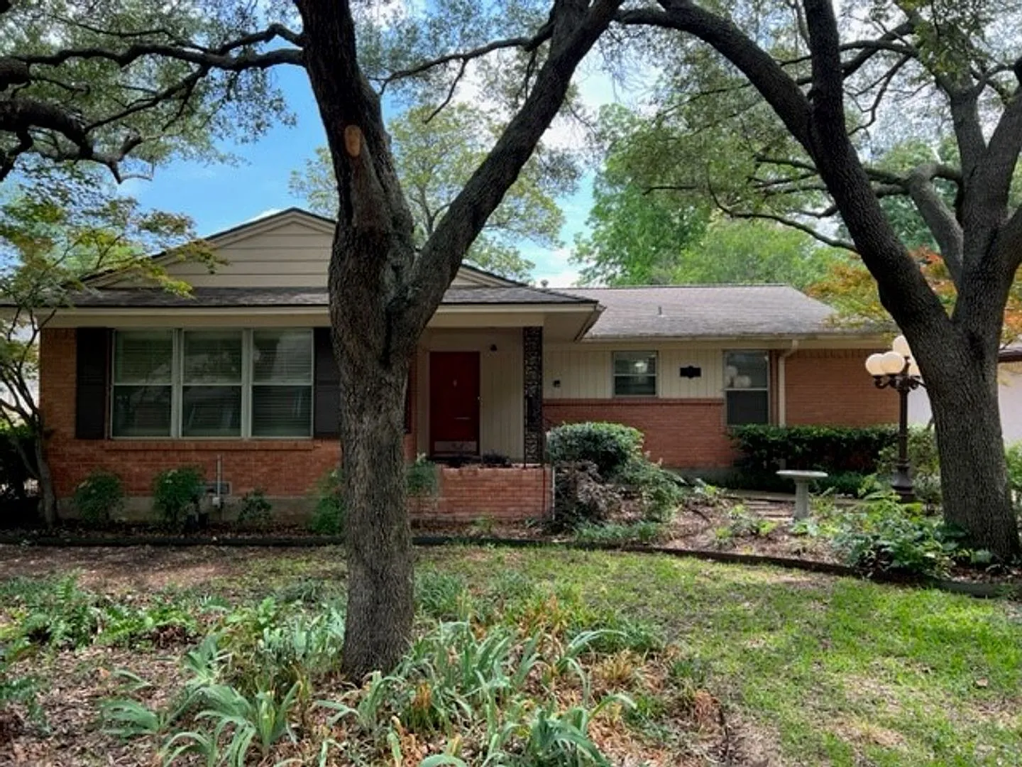 Quaint NorthEast Dallas home for rent — Photo 1