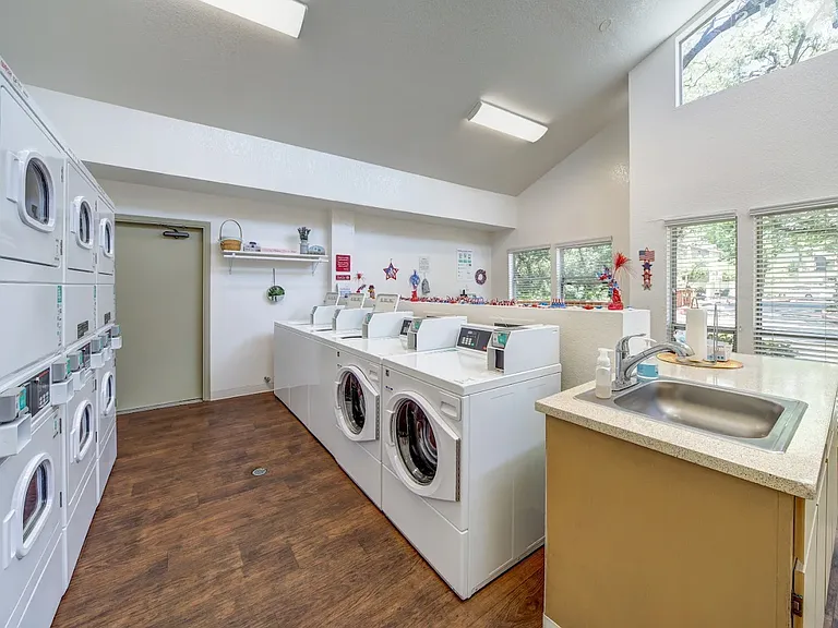Electronic pay laundry