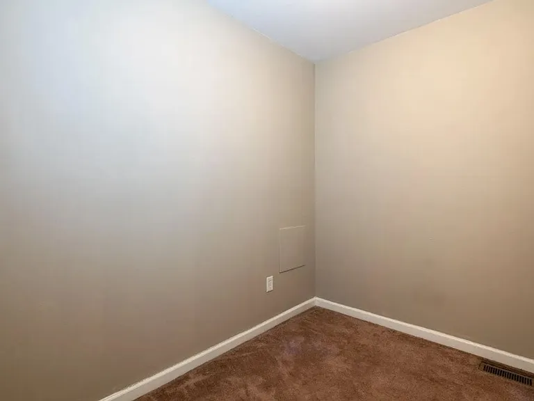 925 N Pine St — Photo 10
