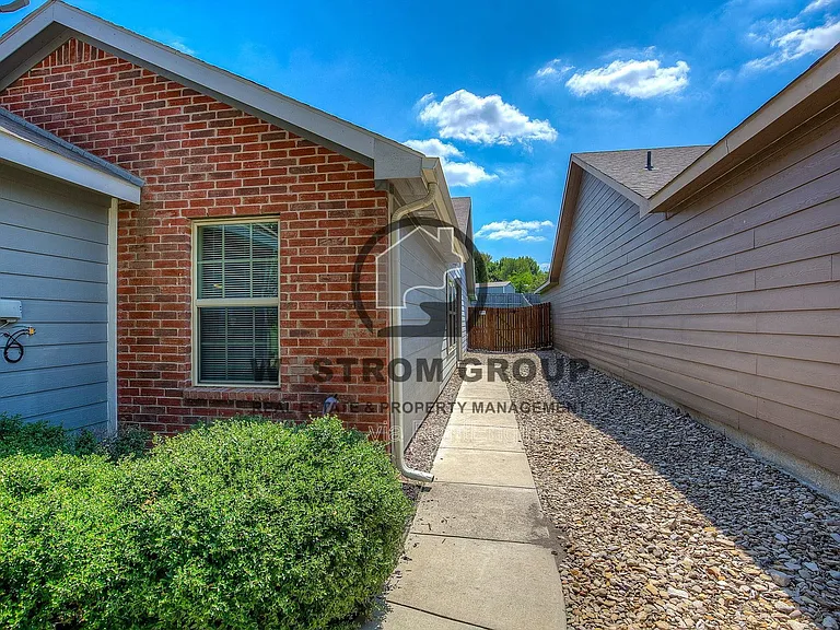 10721 Deauville Dr — Photo 3