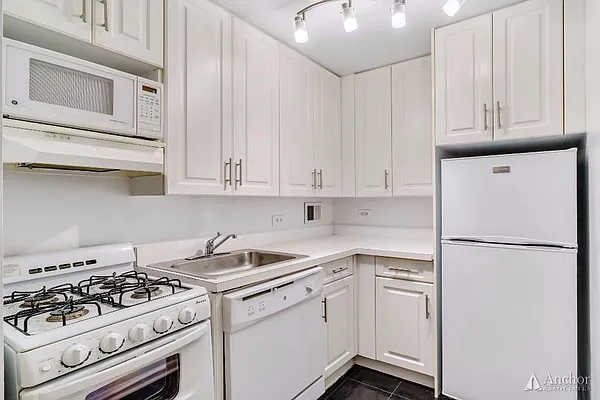 Rented by Anchor Associates | media 38