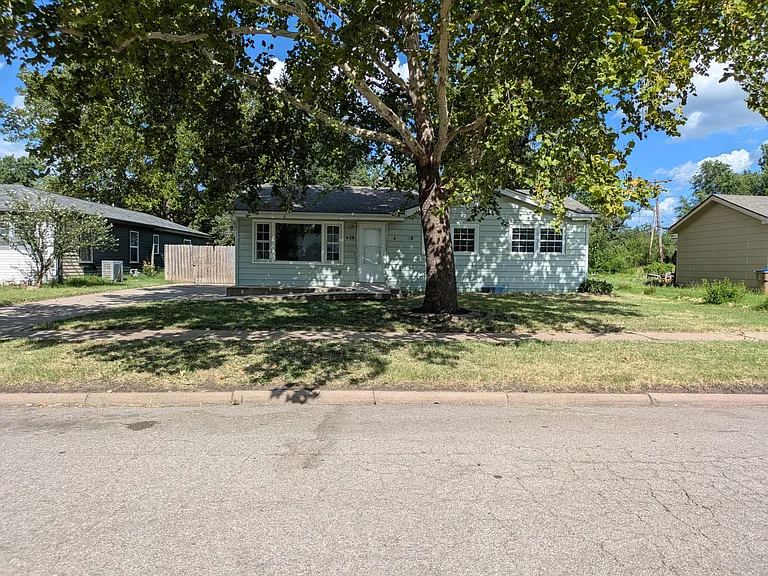 628 N Abilene Ave — Photo 1