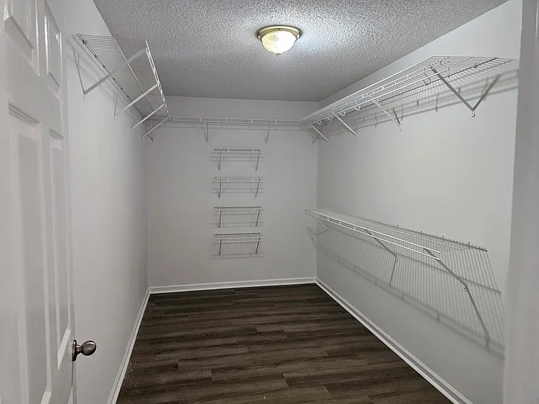 811-811 University Ave — Photo 18