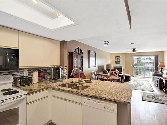 4th image of 327 Madeira Cir