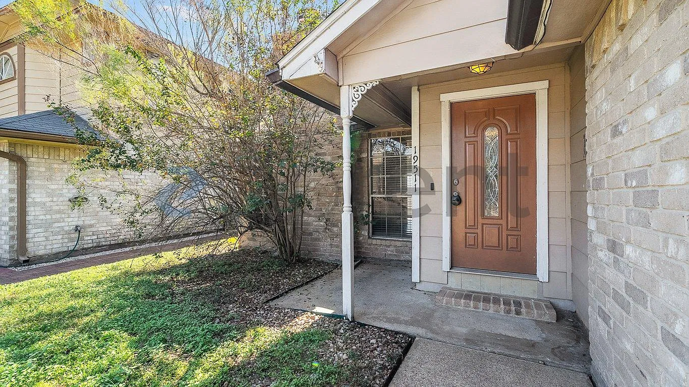 3 bed, 1599 sqft, $2,000 — Photo 3