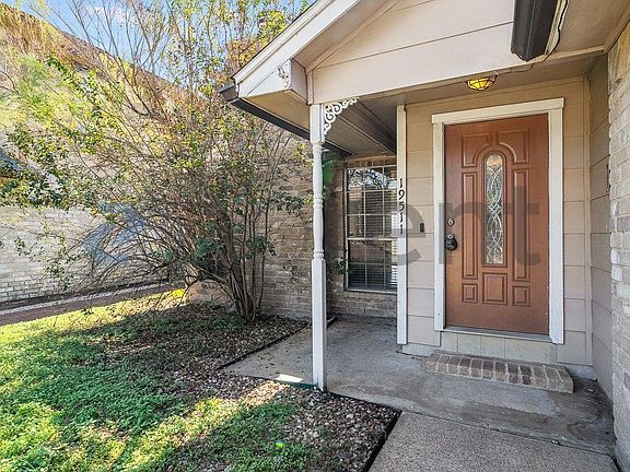 3rd image of 19511 Coppervine Ln