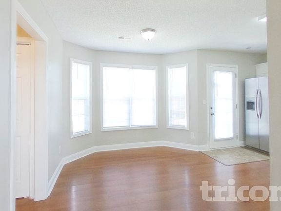 5th image of 323 Dexter Pl