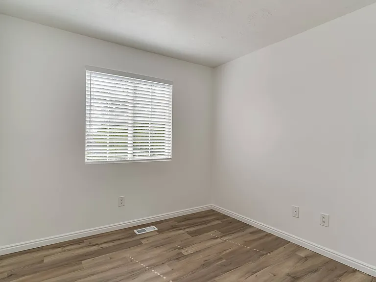 2519 S 1400 W — Photo 25