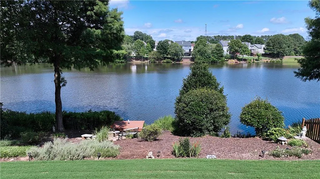 6 bed, 4.5 bath, 5177 sqft, $5,600 — Photo 4