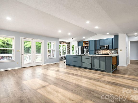 5th image of 1011 Cambridge Ct
