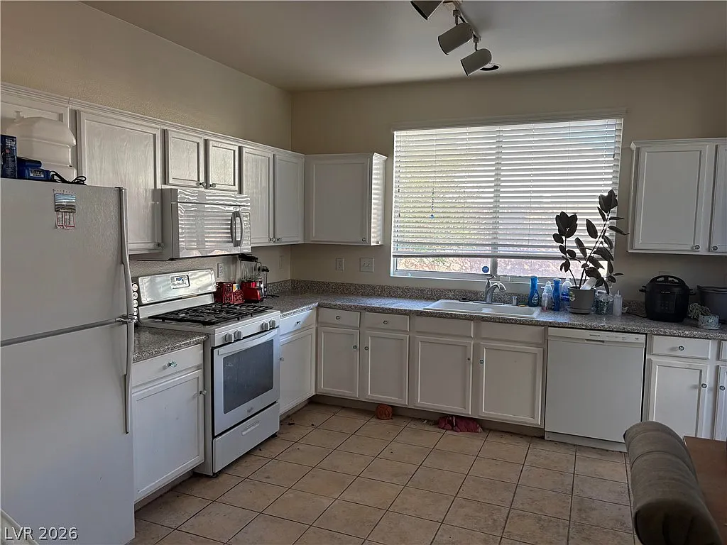 3 bed, 2.0 bath, 1264 sqft, $2,000 — Photo 4