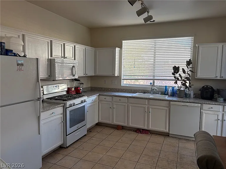 519 Siberia St — Photo 4