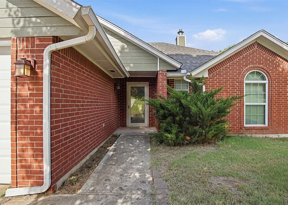 1st image of 2810 SE 27th Cir
