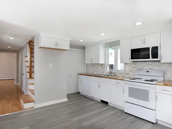 9 Blueberry Rd, Bourne, MA 02532