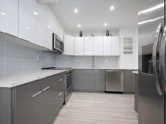 3rd image of 300 Bayview Dr APT 1207
