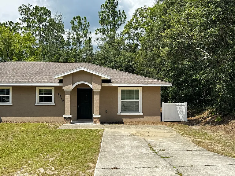 9210 N Travis Dr — Photo 1