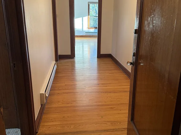 Sir Lancelot Apartments — Photo 2