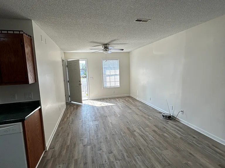 220 Anthony Ln #D — Photo 3