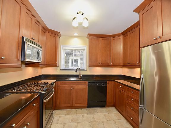 4th image of 625 Mulberry Pl APT A