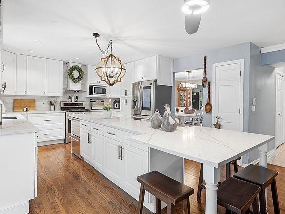 3rd image of 10 Americana Ct