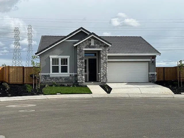 529 Kingbird Cir — Photo 1