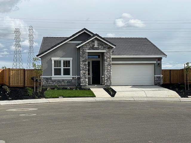 1st image of 529 Kingbird Cir