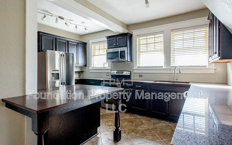 4 bed, 2.0 bath, 2210 sqft, $1,625 — Photo 4