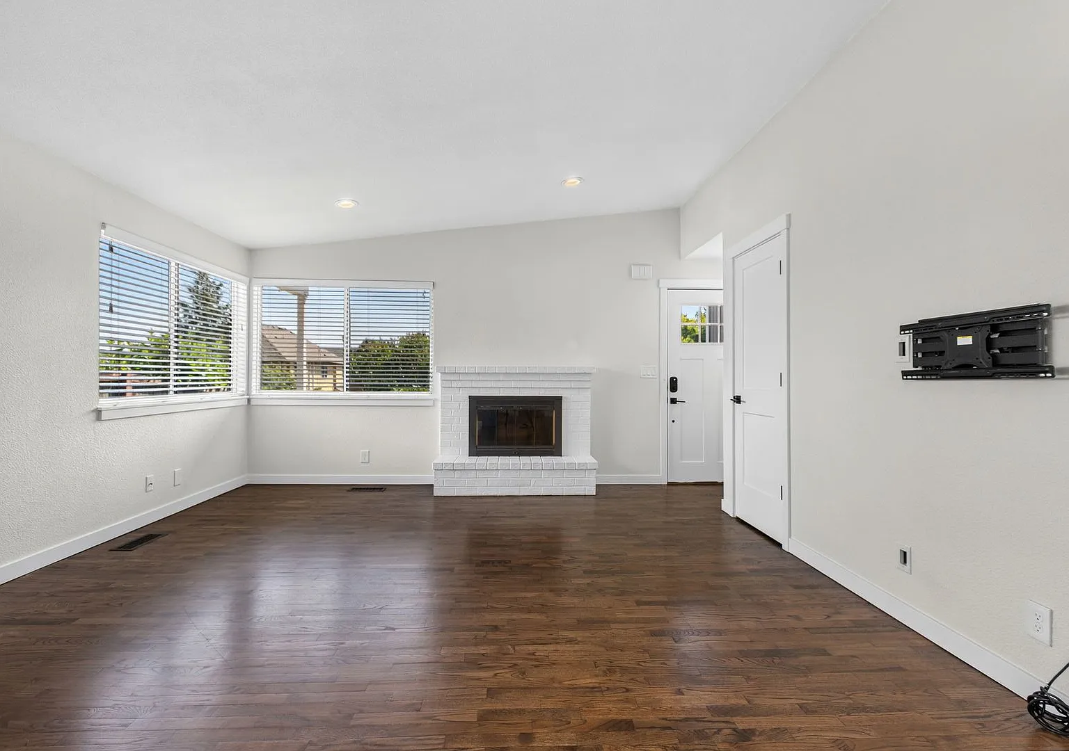 Spacious 3 Bedroom West Seattle Home with Private Fenced Yard — Photo 3