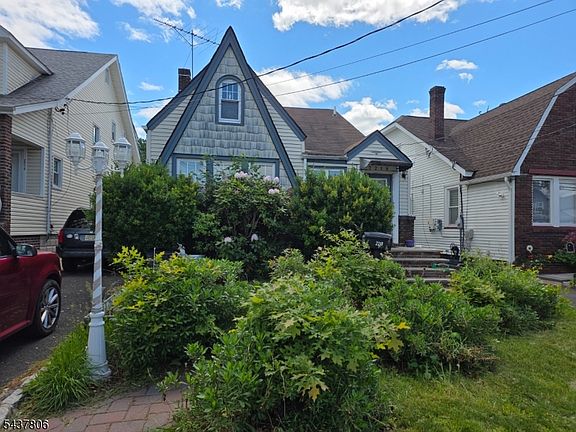 2nd image of 2218 Berwyn St