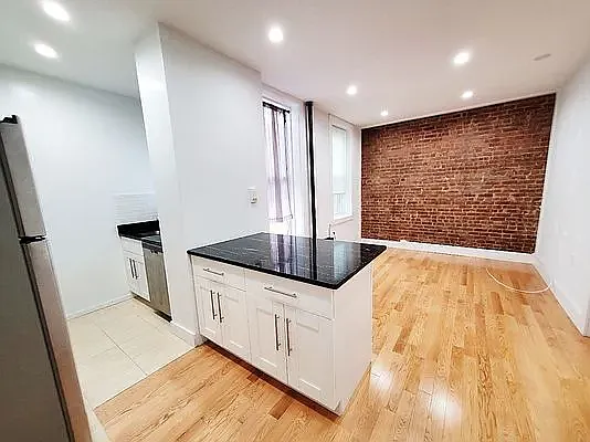 Building Photo - 24-20 41st St #2R