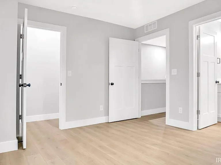 1112 N Woodburn Ave — Photo 18