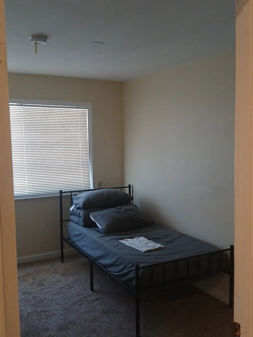 8 bed, 1890 sqft, $4,800 — Photo 3