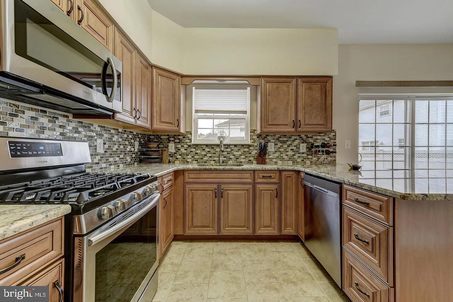 4 bed, 2.5 bath, 2054 sqft, $6,000 — Photo 2