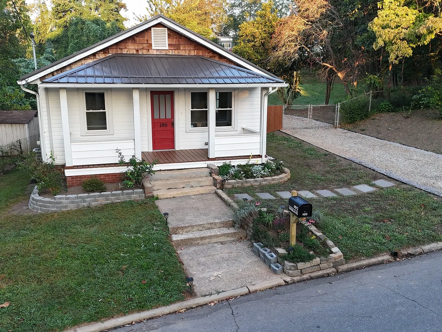 3 bed, 1100 sqft, $2,500 — Photo 2