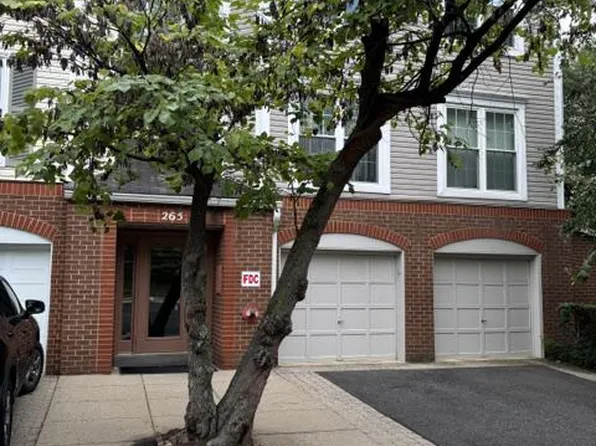 265 S Pickett St APT 402, Alexandria, VA 22304