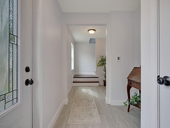 5th image of 56 Brainard Ave