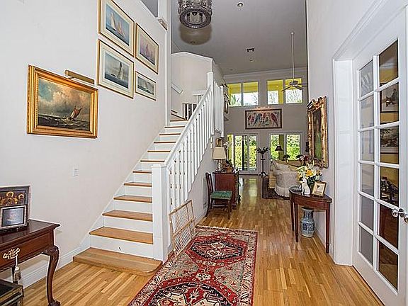staircaseentryway_700
