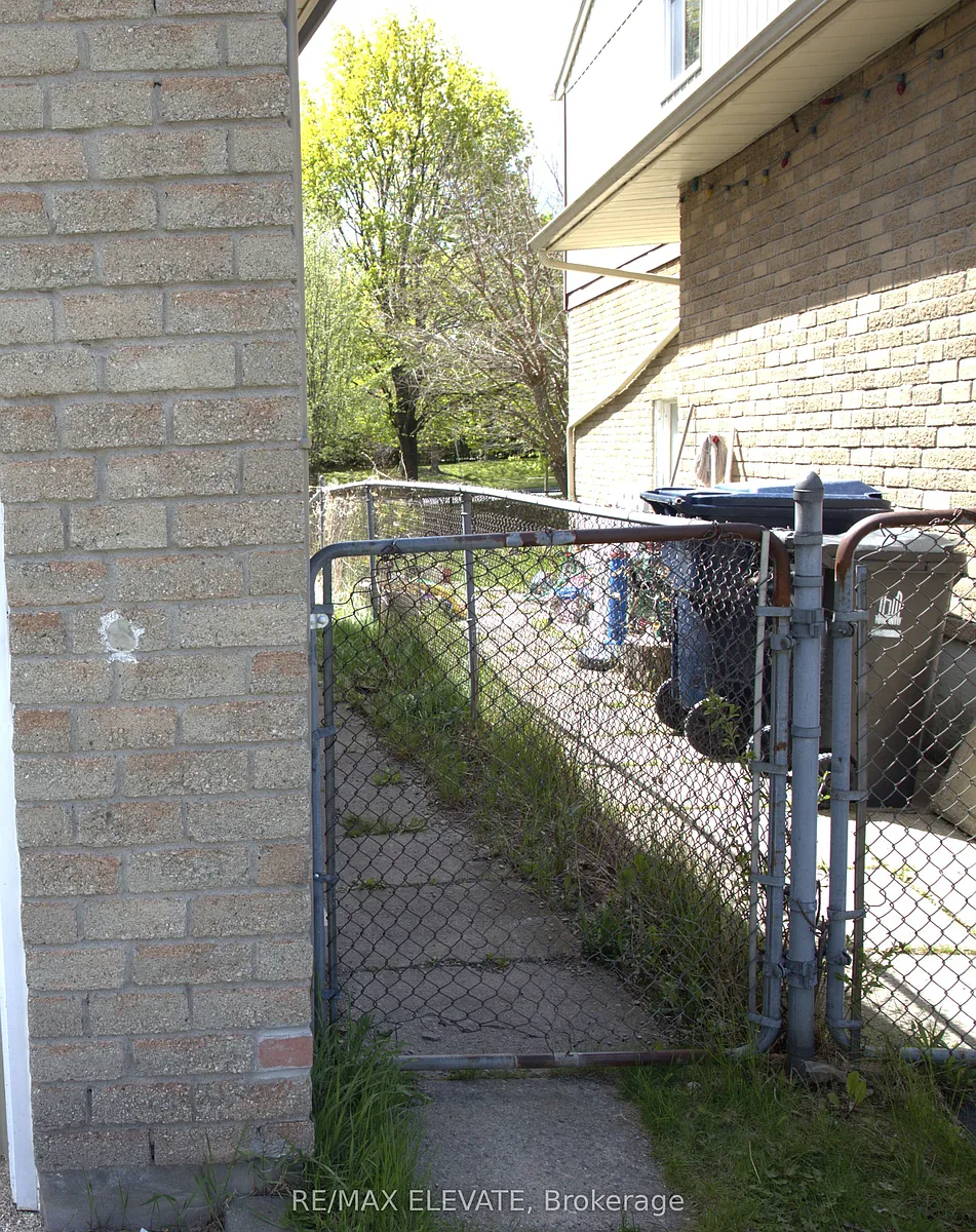 Building Photo - 11 Nabob Cres #LOWER