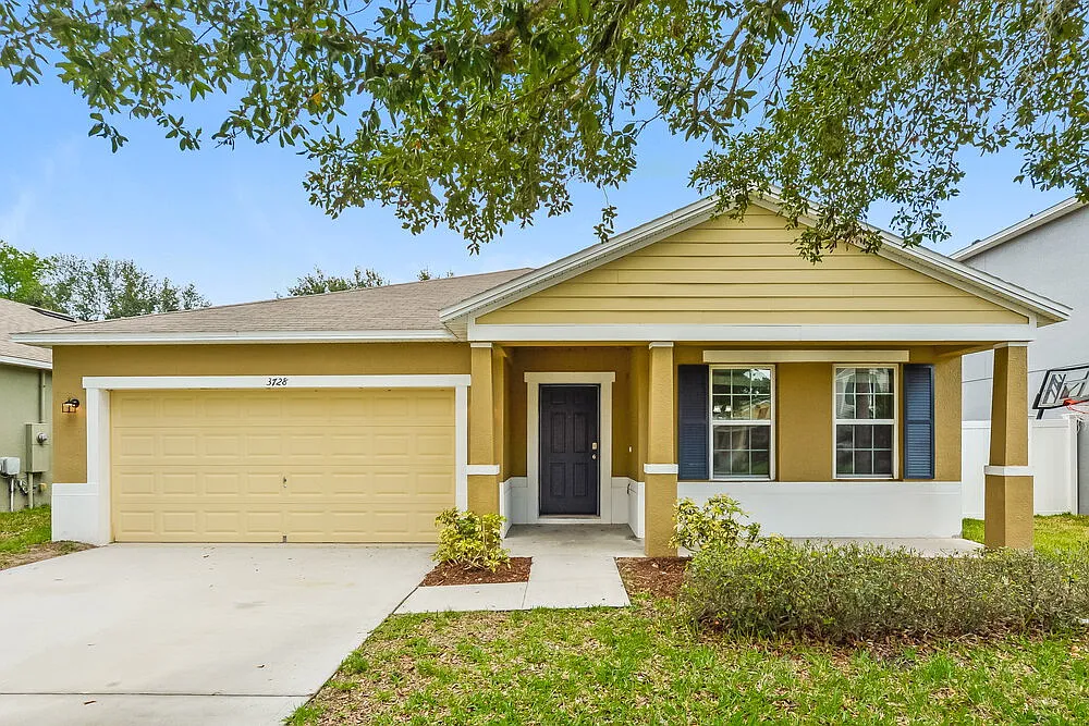 4 bed, 2.0 bath, 1976 sqft, $2,135 — Photo 1