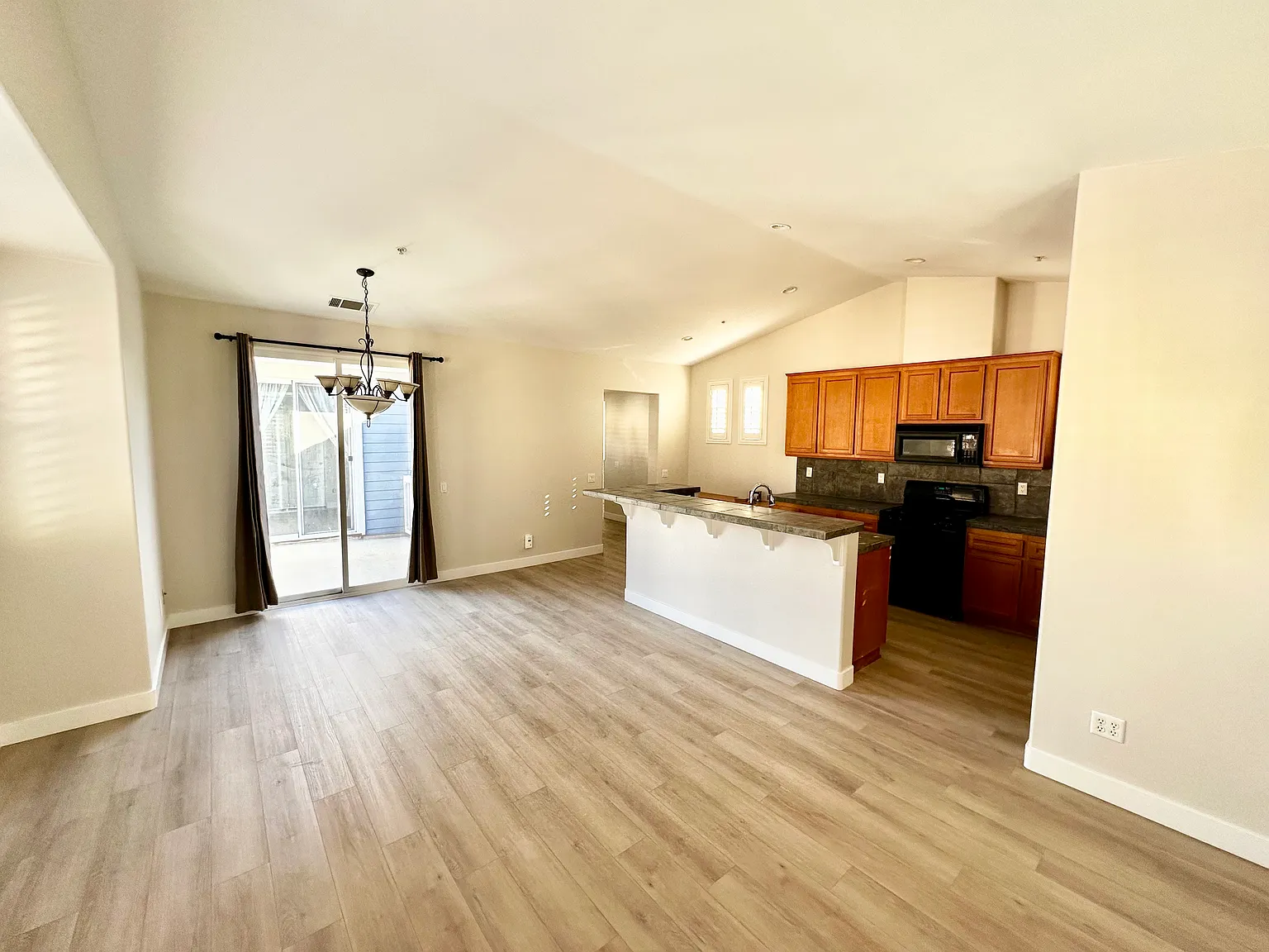 2 bed, 1400 sqft, $3,800 — Photo 3