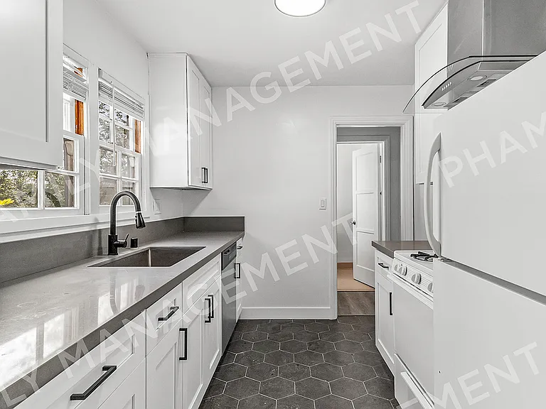 1745 Grevelia St #19 — Photo 4