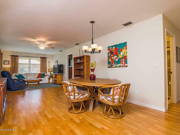 4th image of 206 Chalet Ave